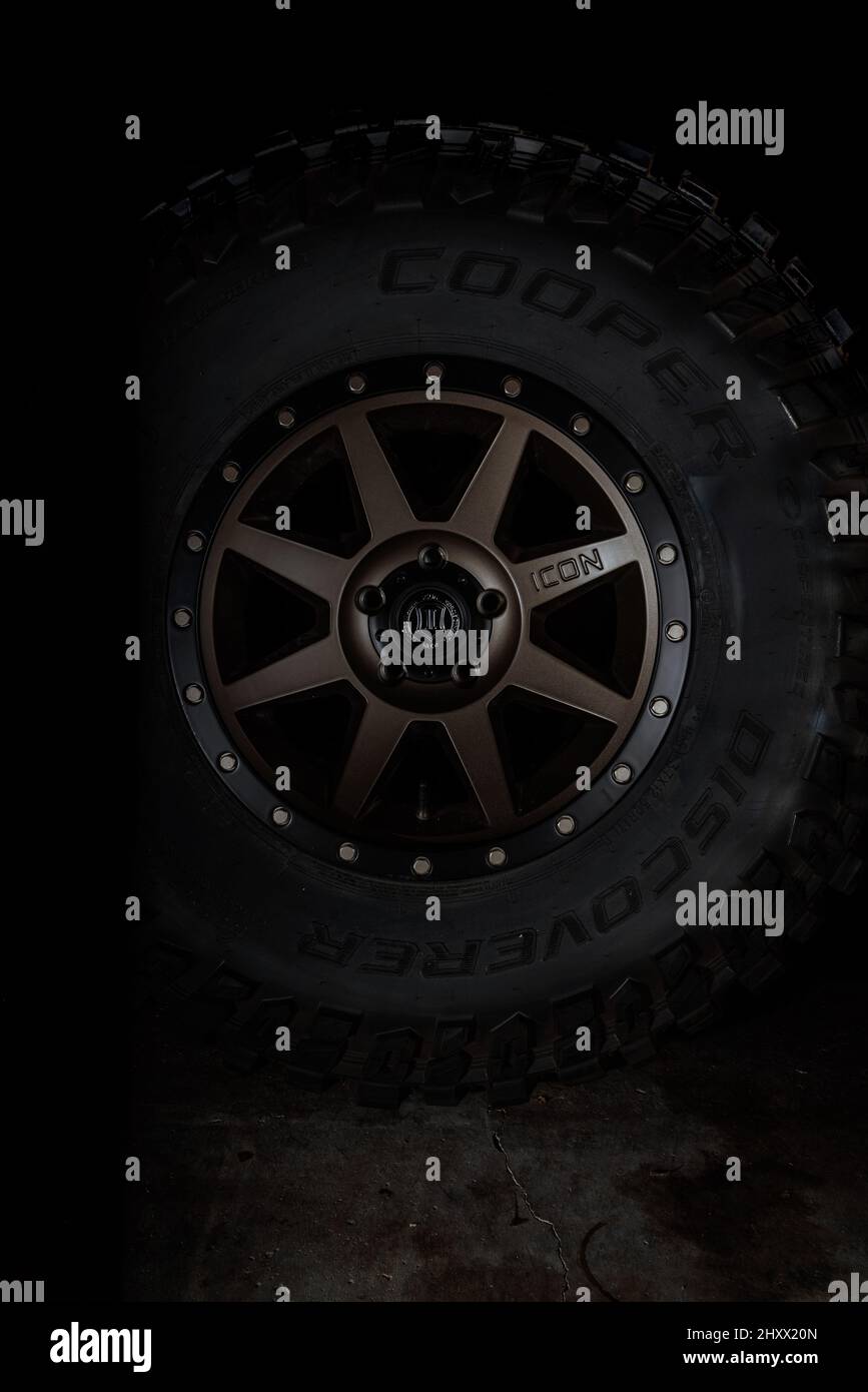 Vertikale Nahaufnahme eines 37 Zoll Cooper STT Pro Reifens auf einem 17 Zoll Icon Rebound Wheel auf dunklem Hintergrund Stockfoto