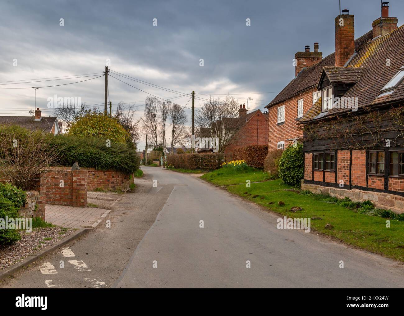 Blick auf die Straße in Worcestershire Dorf von Kington. Stockfoto