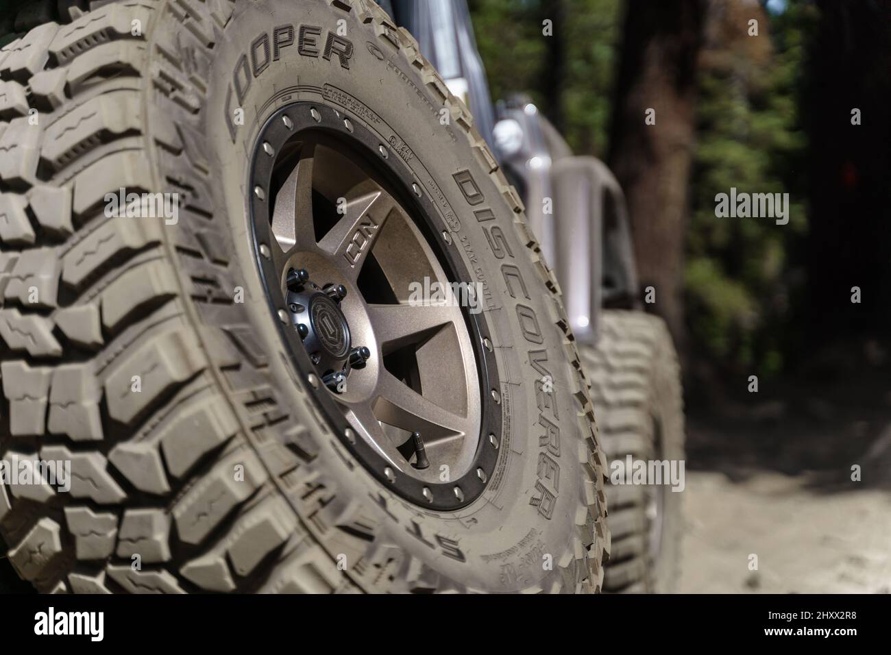 Nahaufnahme von Rad und Reifen von Jeep Wrangler Rubicon bei der  Straßenfahrt auf einem Rocku-Boden Stockfotografie - Alamy