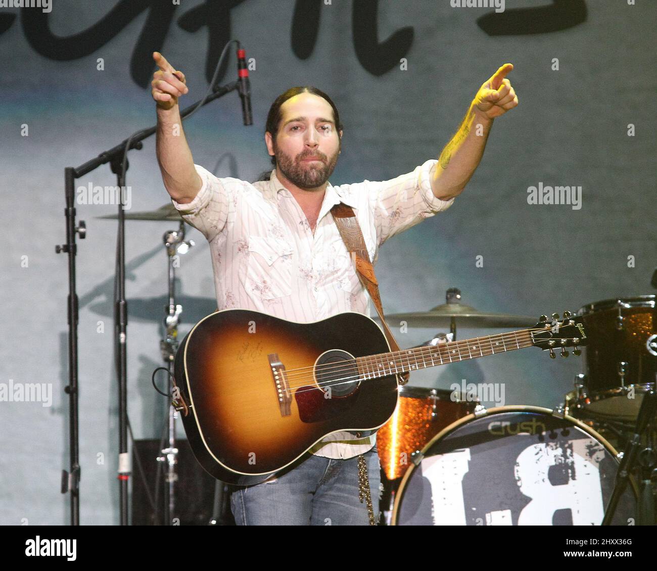 Josh Thompson tritt während des „CMT on Tour: Luke Bryan's Tailgates and Tanlines 2011“ im Monroe Civic Center in Monroe, La, auf. Stockfoto