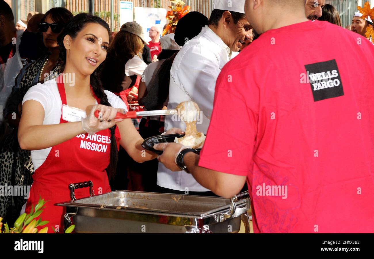 Kim Kardashian nimmt an DER „Obdachlosen“-Danksagung der LA Mission im Skid Row in Los Angeles, USA, Teil. Stockfoto