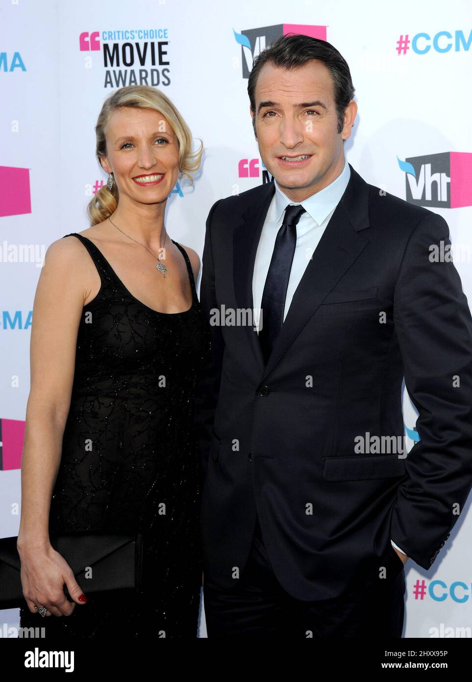 Jean Dujardin und Ehefrau Alexandra Lamy kommen beim Critics' Choice Movie  2012 im Hollywood Palladium in Los Angeles, USA, an Stockfotografie - Alamy