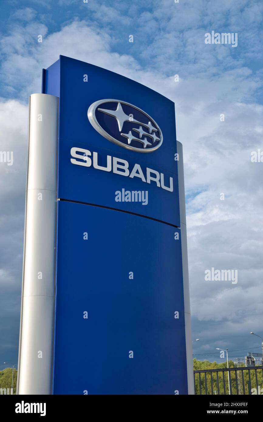 Region Moskau, Russland - September 2021: Subaru-Firmenlogo auf dem Händlergebäude. Subaru ist ein japanischer multinationaler Automobilhersteller. Stockfoto