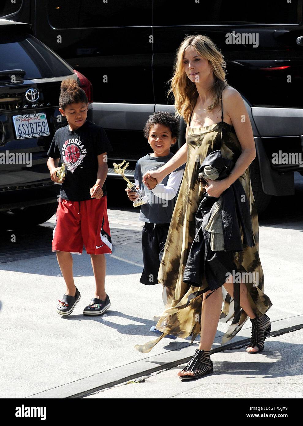 Heidi Klum und ihre Söhne Henry Samuel und Johan Samuel werden gesehen, wie sie die Karate-Klasse in Los Angeles, USA, verlassen. Stockfoto