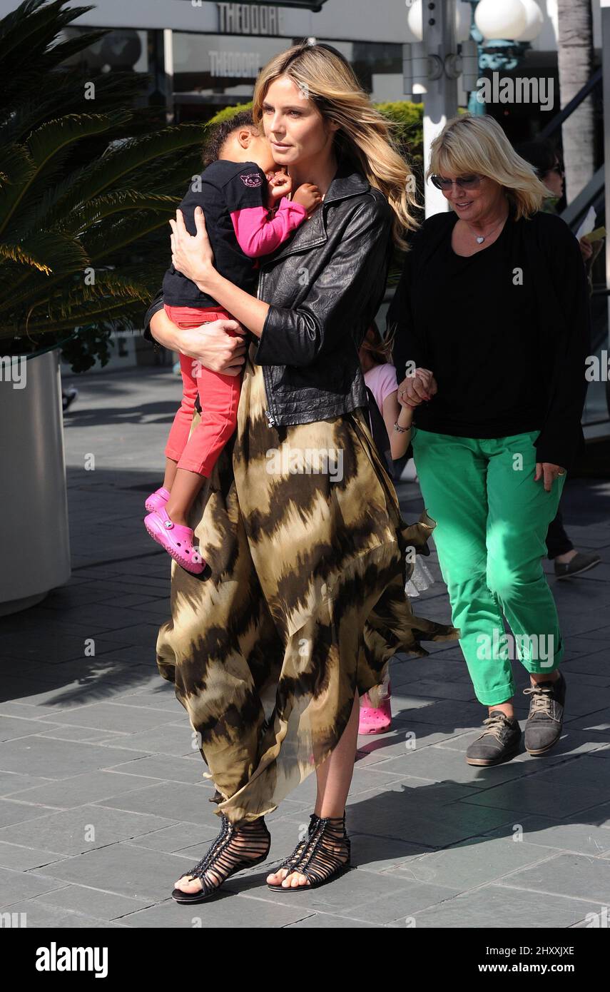 Heidi Klum und Tochter Lou Samuel werden gesehen, wie sie die Karate-Klasse in Los Angeles, USA, verlassen. Stockfoto