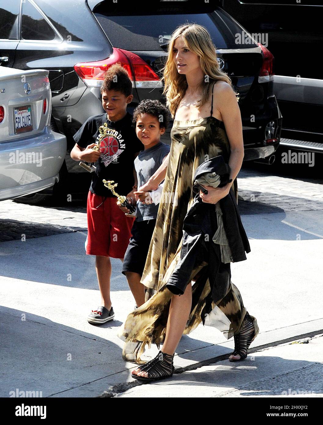 Heidi Klum und ihre Söhne Henry Samuel und Johan Samuel werden gesehen, wie sie die Karate-Klasse in Los Angeles, USA, verlassen. Stockfoto