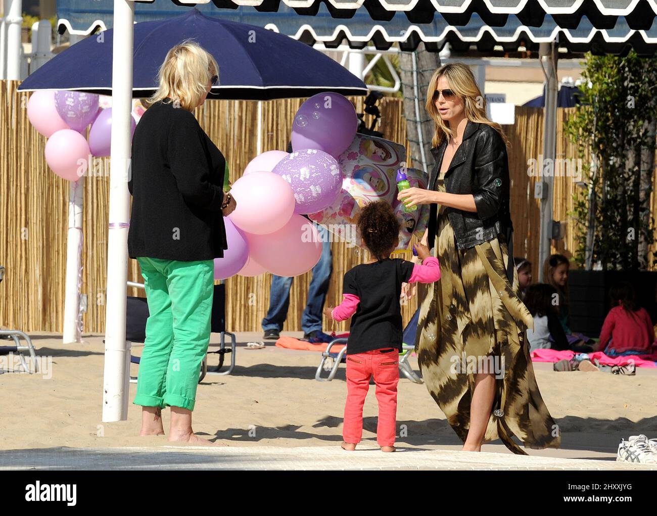 Heidi Klum, ihre Mutter und Tochter Lou Sulola Samuel sind auf dem Weg zu einer Geburtstagsfeier in Los Angeles, USA, zu sehen. Stockfoto