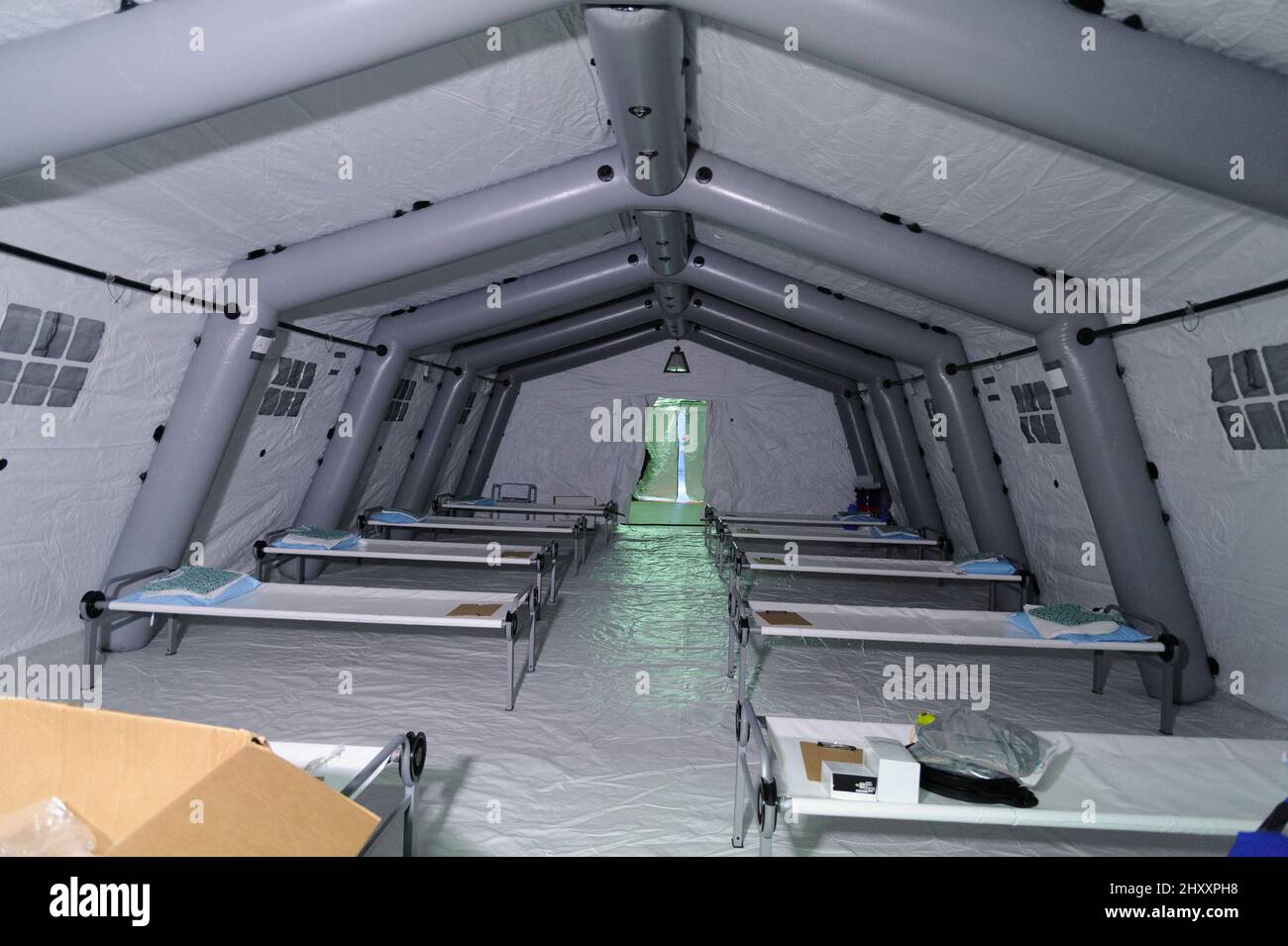 Lviv, Ukraine, 14. märz 2022. Allgemeine Ansicht des Innenraums des neu geschaffenen Krankenhauses, das von amerikanischen Ärzten der Organisation „Samaritans Geldbörse“ in der Tiefgarage von King Cross Leopolis inmitten der russischen Militärinvasion in der Ukraine im Dorf Sokilniki in der Nähe von Lviv, Ukraine, eingesetzt wurde. Stockfoto