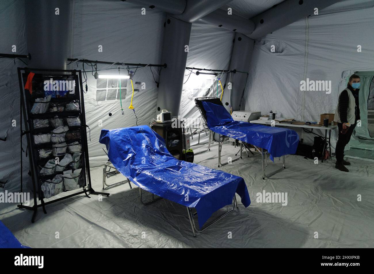 Lviv, Ukraine, 14. märz 2022. Allgemeine Ansicht des Innenraums des neu geschaffenen Krankenhauses, das von amerikanischen Ärzten der Organisation „Samaritans Geldbörse“ in der Tiefgarage von King Cross Leopolis inmitten der russischen Militärinvasion in der Ukraine im Dorf Sokilniki in der Nähe von Lviv, Ukraine, eingesetzt wurde. Stockfoto