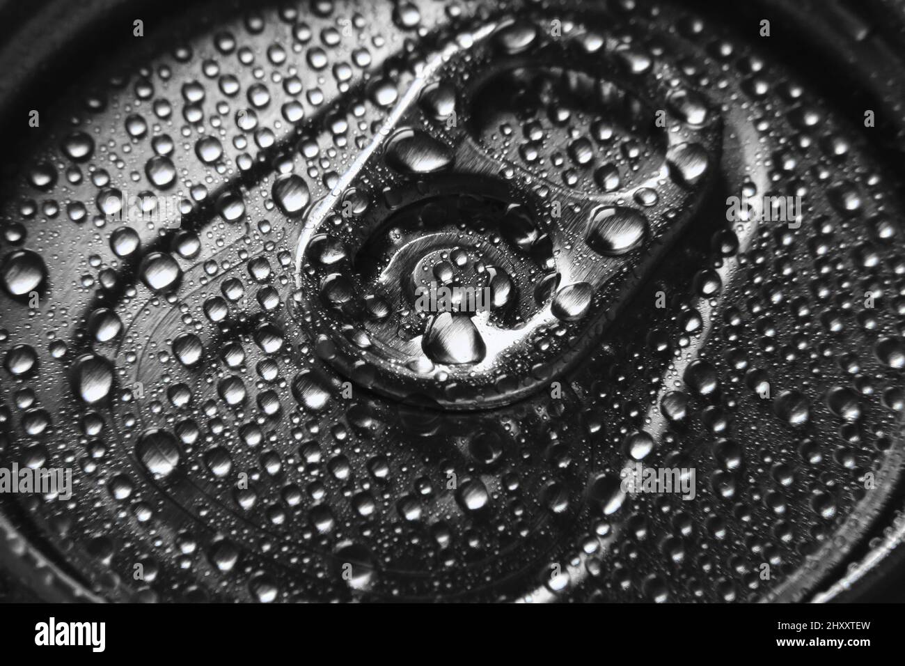 Nahaufnahme eines Aluminiumgetränks kann mit Wassertropfen trinken. Geschlossene Bierkäuze mit Wassertropfen kondensieren. Stockfoto