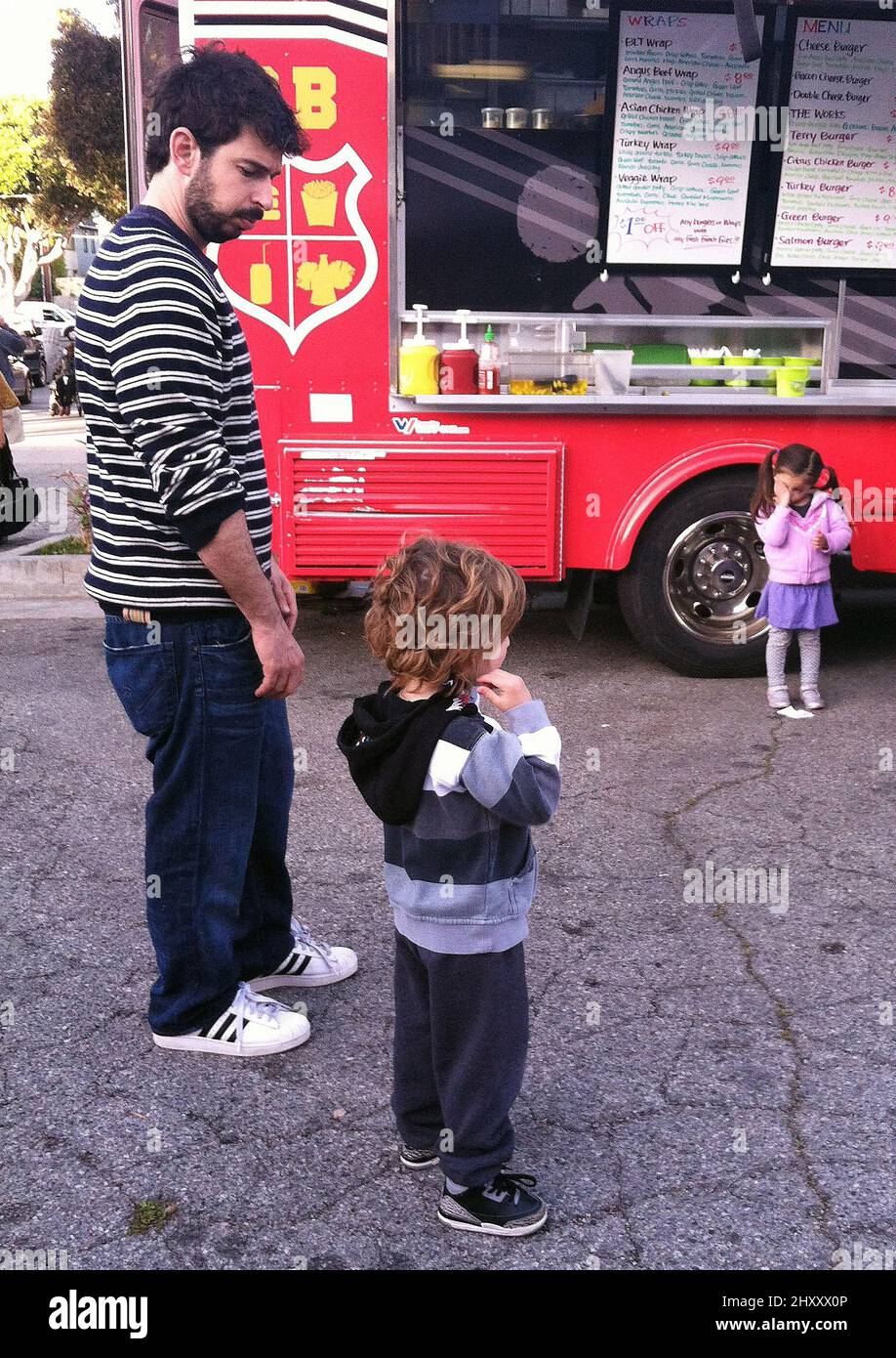 Jordan Bratman, Ex-Ehemann von Christina Aguilera und deren Sohn Max, bestellen Mittagessen bei einem Food Truck in Santa Monica, USA. Stockfoto