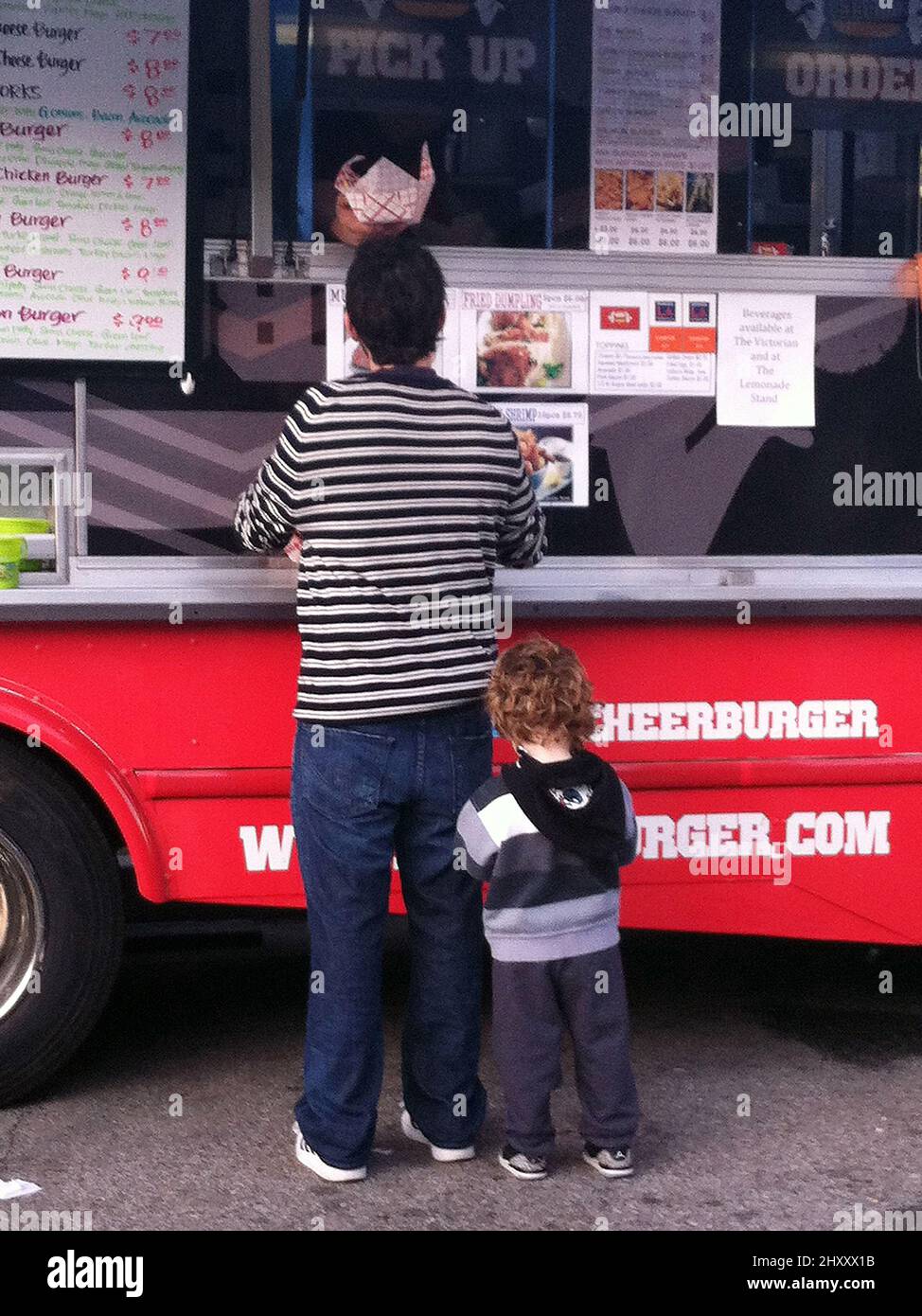 Jordan Bratman, Ex-Ehemann von Christina Aguilera und deren Sohn Max, bestellen Mittagessen bei einem Food Truck in Santa Monica, USA. Stockfoto