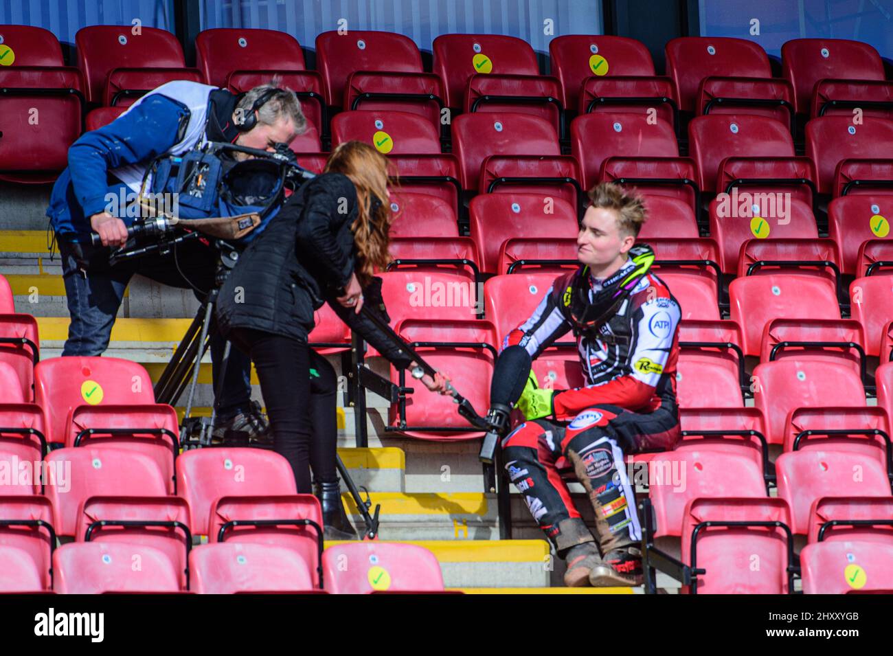 MANCHESTER, GROSSBRITANNIEN. MÄR 14. Tom Brennan wird von ITV Granada Local News während des Belle Vue Speedway Media Day am Montag, 14.. März 2022, im National Speedway Stadium in Manchester interviewt. (Kredit: Ian Charles | MI News) Kredit: MI News & Sport /Alamy Live News Stockfoto