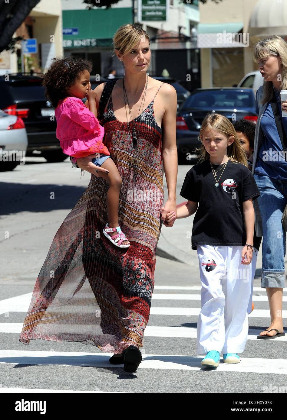 Heidi Klum hält bei Starbucks und holt ihre Kinder von Karate in Los Angeles, ca. Stockfoto