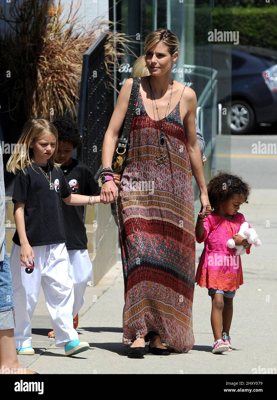 Heidi Klum hält bei Starbucks und holt ihre Kinder von Karate in Los Angeles, ca. Stockfoto