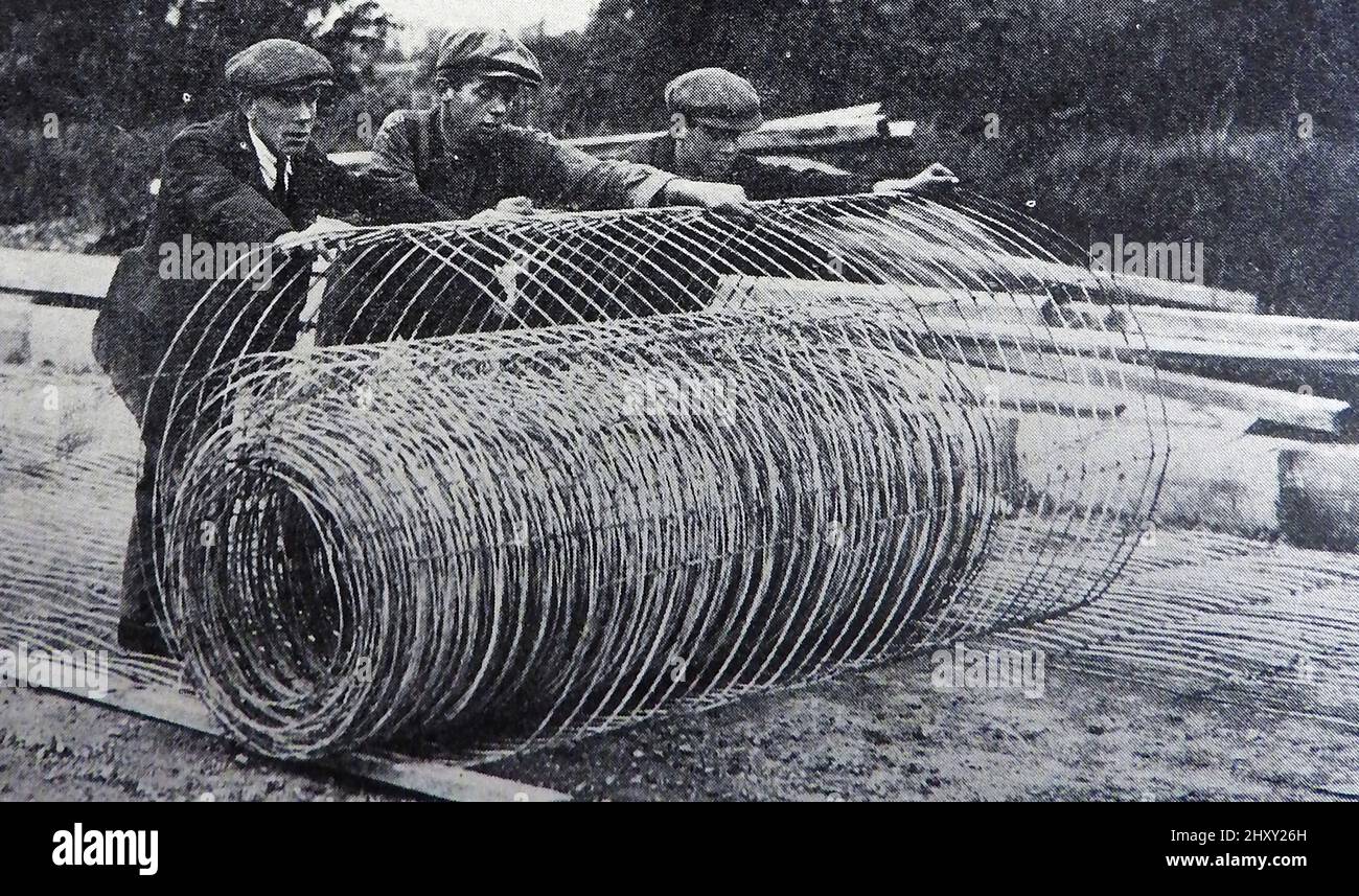 Ein frühes Pressefoto, das irische Straßenarbeiter zeigt, die Netze legen, bevor sie mit Beton und Asphalt überdeckt werden Stockfoto