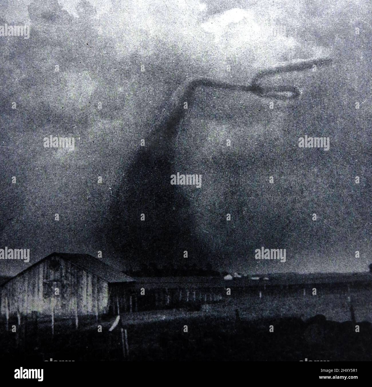 METEOROLOGIE - Ein Pressefoto eines Wirbelschlingers (Tornado) aus den 1930er Jahren in Minnesota, USA Stockfoto