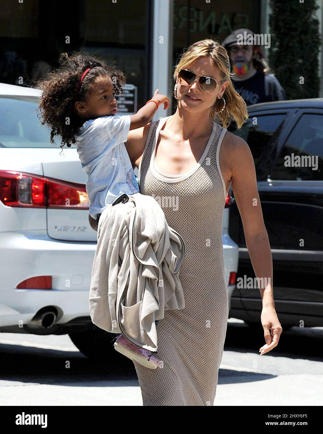 Heidi Klum und ihre Tochter Lou Samuel werden gesehen, wie sie eine Karate-Klasse in Los Angeles, USA, verlassen. Stockfoto