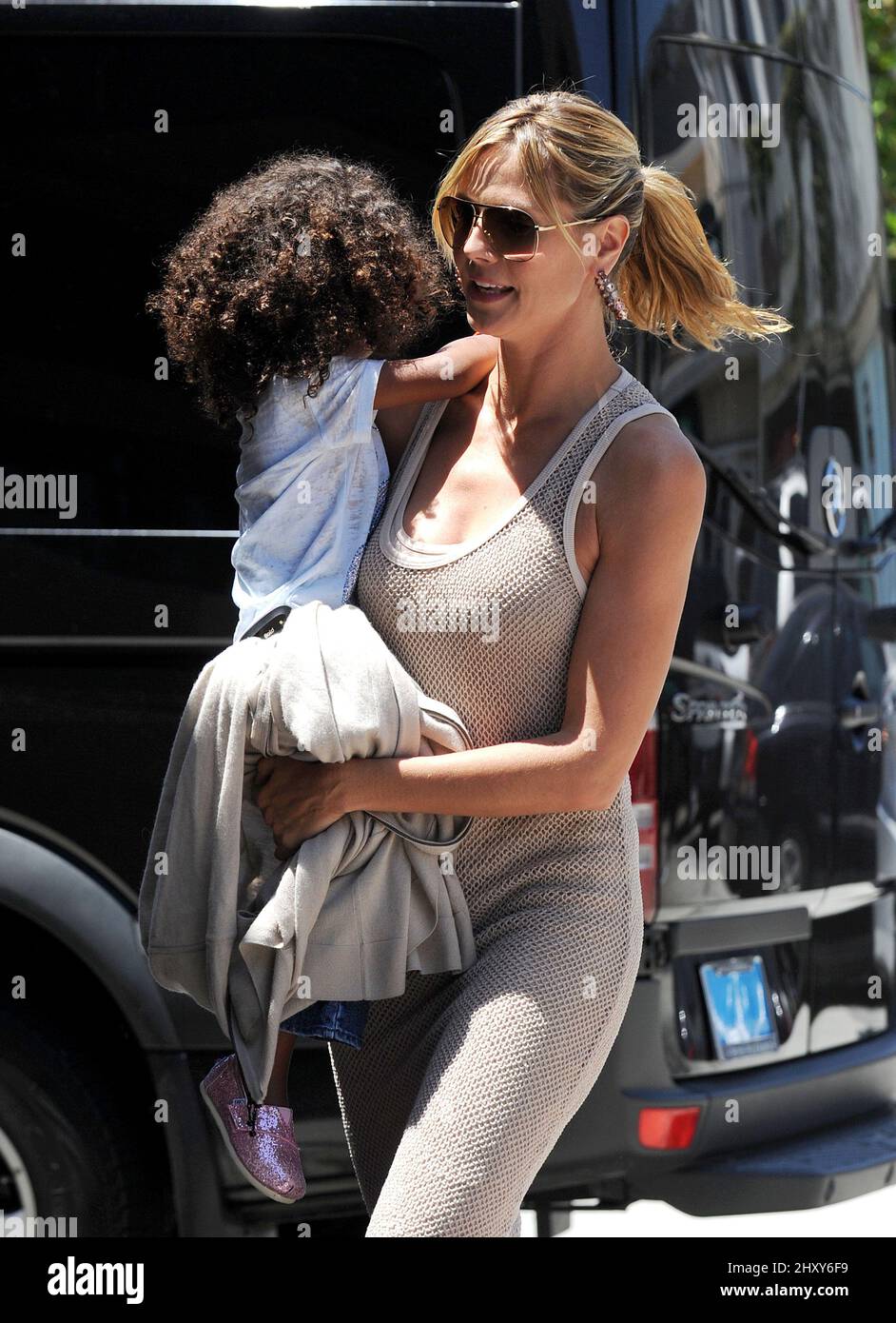 Heidi Klum und ihre Tochter Lou Samuel werden gesehen, wie sie eine Karate-Klasse in Los Angeles, USA, verlassen. Stockfoto