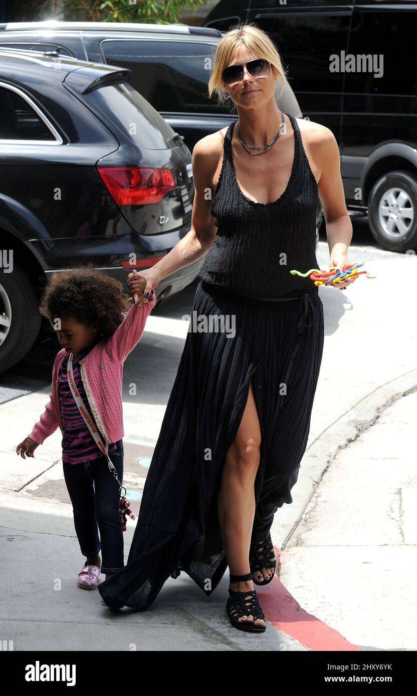 Heidi Klum mit ihrer Tochter Lou, als sie ihren Sohn Johan von der Karate Class in Los Angeles holt. Stockfoto