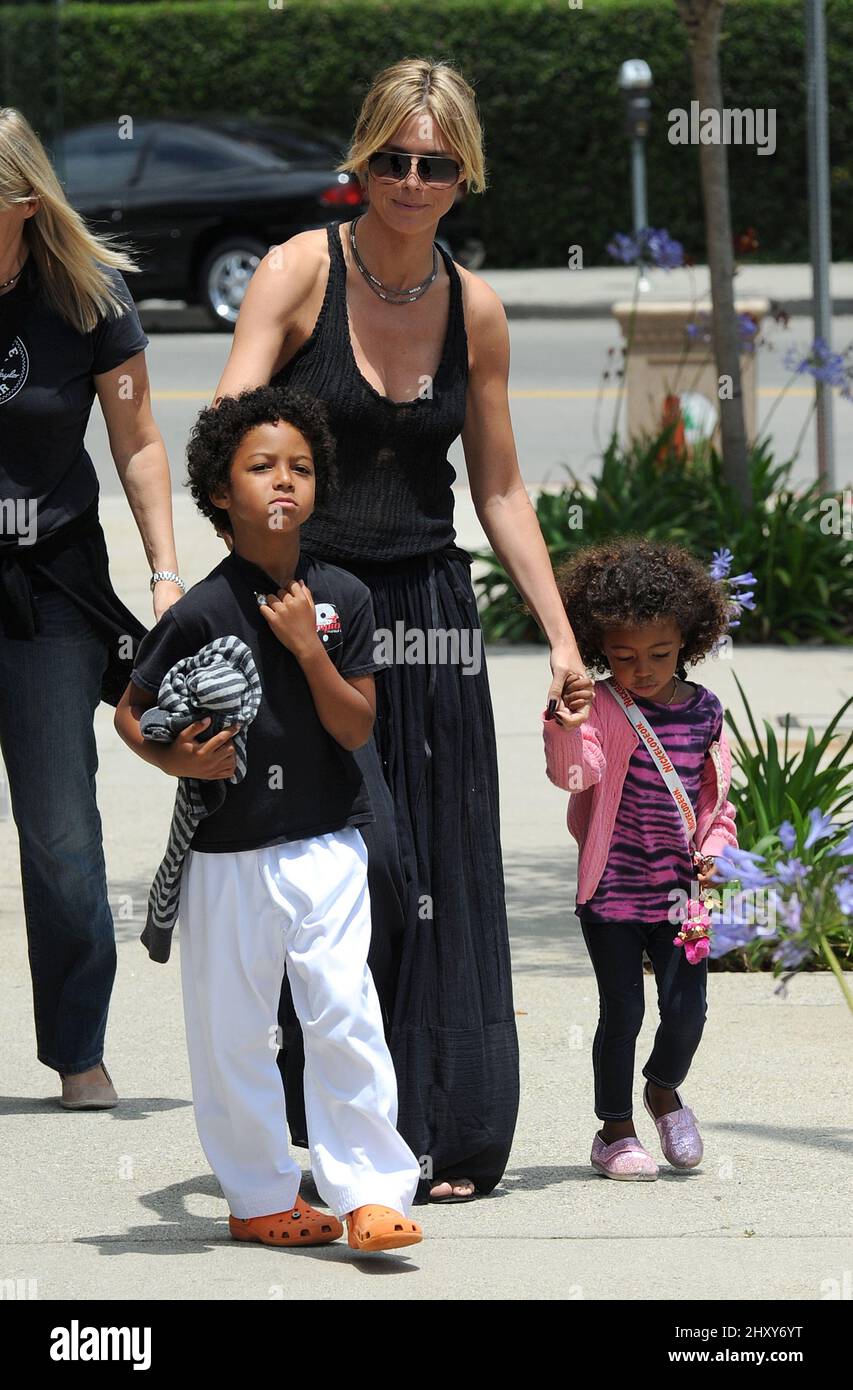 Heidi Klum mit ihrer Tochter Lou und ihrem Sohn Johan, nachdem sie Johan von der Karate Class in Los Angeles gesammelt hatten. Stockfoto