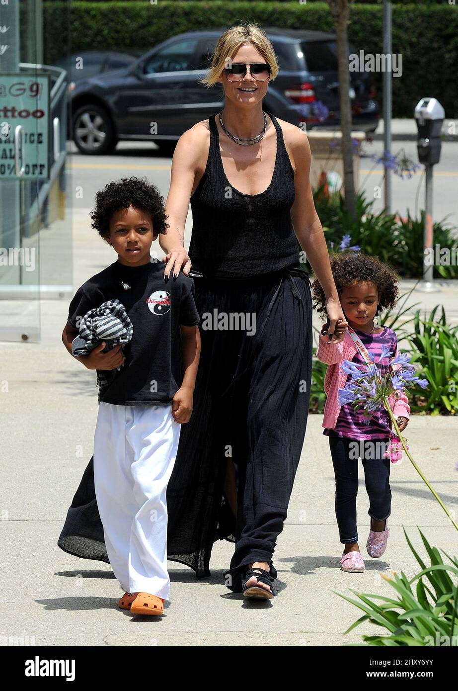 Heidi Klum mit ihrer Tochter Lou und ihrem Sohn Johan, nachdem sie Johan von der Karate Class in Los Angeles gesammelt hatten. Stockfoto