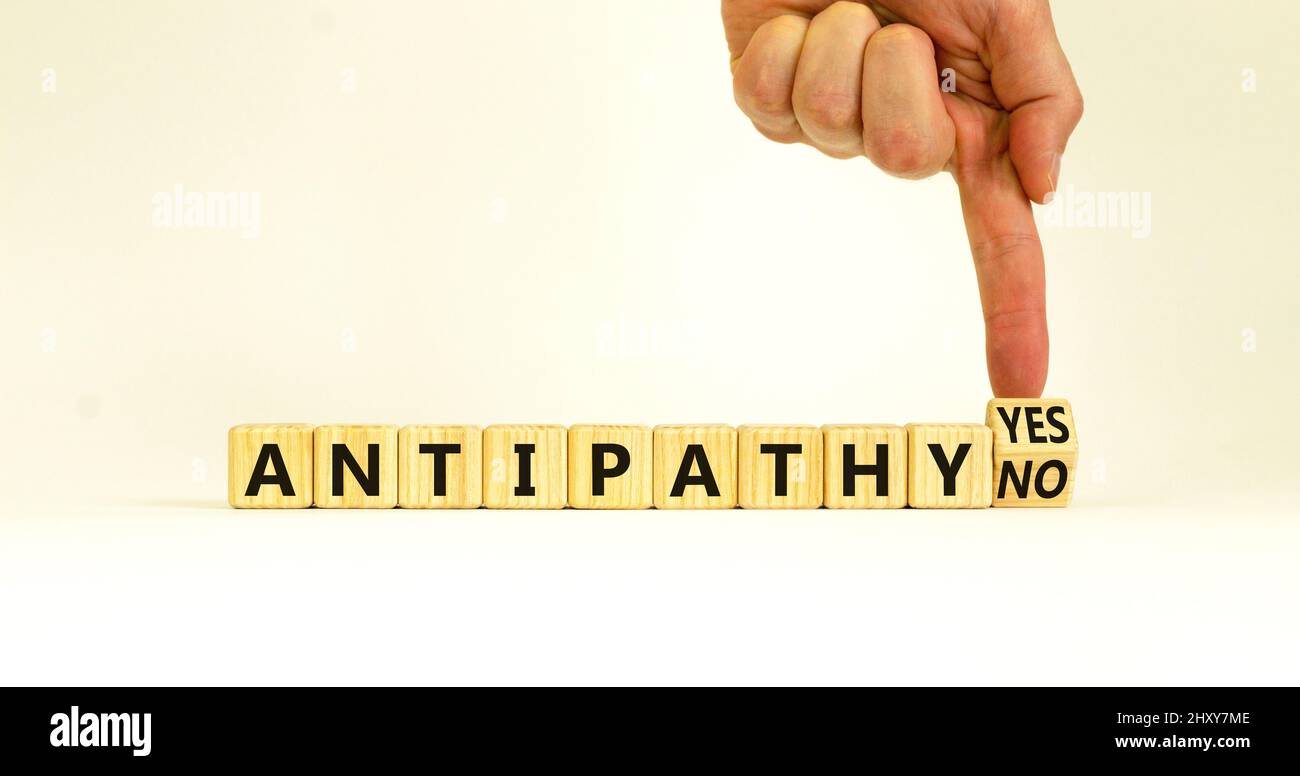Antipathie ja oder nein Symbol. Psychologe dreht einen Holzwürfel und ändert die Worte antipathy no to antipathy yes. Schöner weißer Hintergrund. Business und Stockfoto