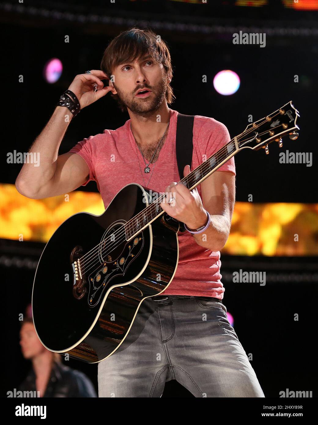 Lady Antebellum,Dave Haywood tritt auf der Bühne während des CMA Music Festival Nightly Concerts 2012 im LP Field auf. Stockfoto