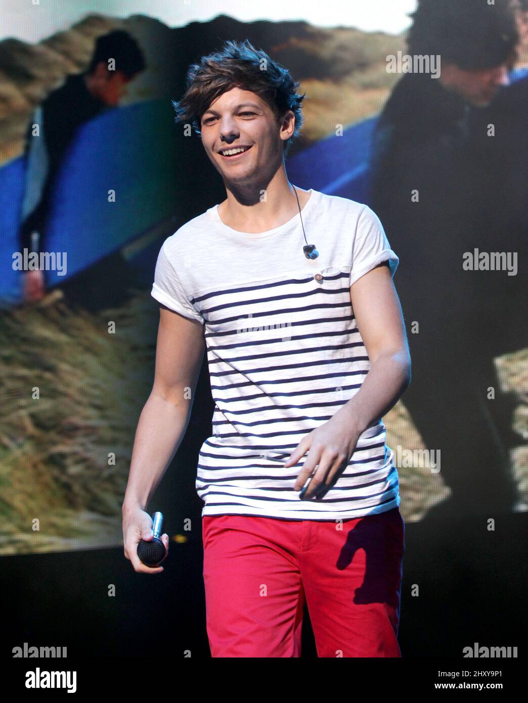 Louis Tomlinson von One Direction tritt im Rahmen ihrer US-Tournee in Los Angeles, USA, live im Gibson Amphitheatre auf. Stockfoto