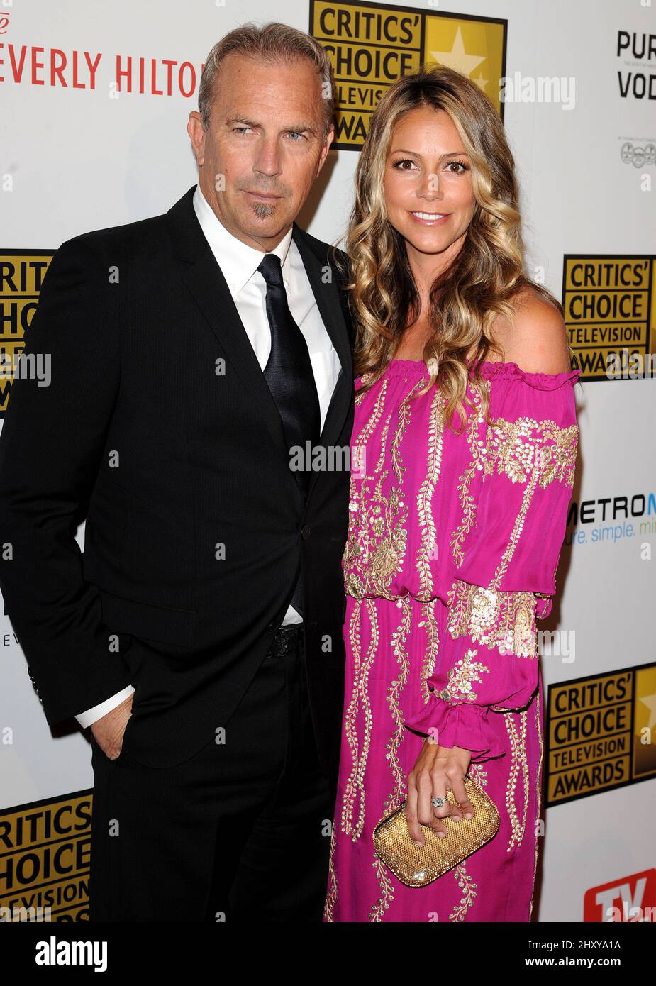Kevin Costner und seine Frau Christine Baumgartner nahmen an den Critics' Choice Awards 2012 im Beverly Hilton in Los Angeles, USA, Teil. Stockfoto