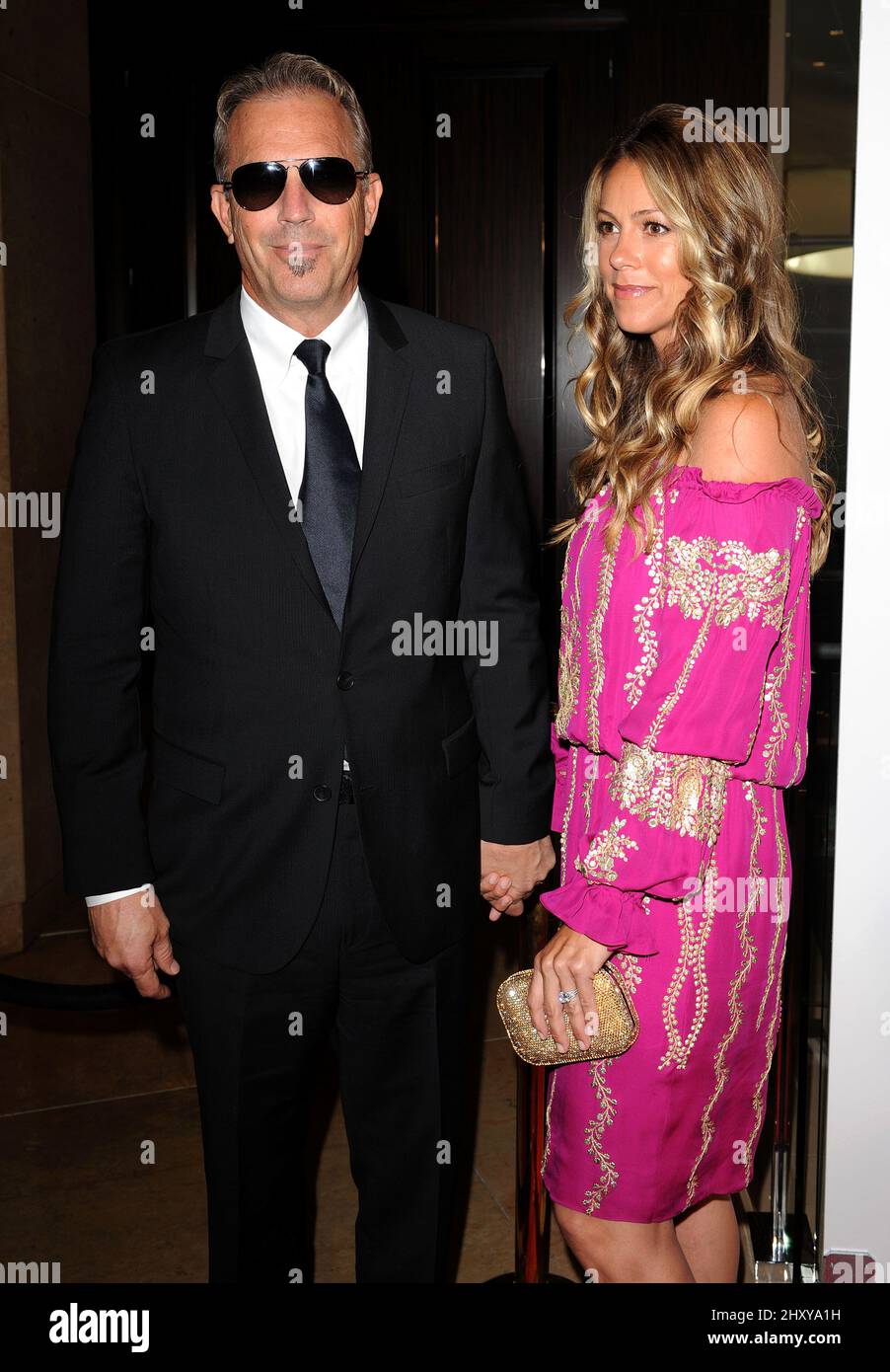 Kevin Costner und seine Frau Christine Baumgartner nahmen an den Critics' Choice Awards 2012 im Beverly Hilton in Los Angeles, USA, Teil. Stockfoto