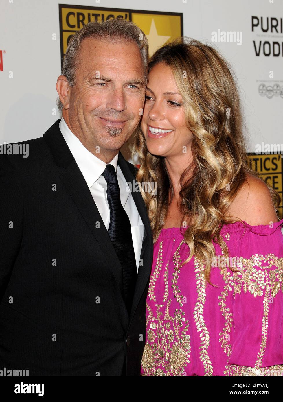 Kevin Costner und seine Frau Christine Baumgartner nahmen an den Critics' Choice Awards 2012 im Beverly Hilton in Los Angeles, USA, Teil. Stockfoto