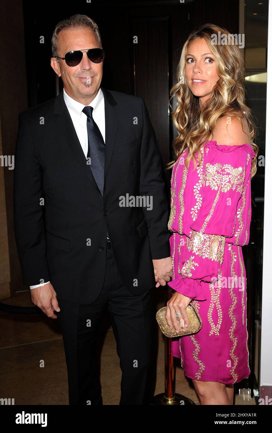 Kevin Costner und seine Frau Christine Baumgartner nahmen an den Critics' Choice Awards 2012 im Beverly Hilton in Los Angeles, USA, Teil. Stockfoto