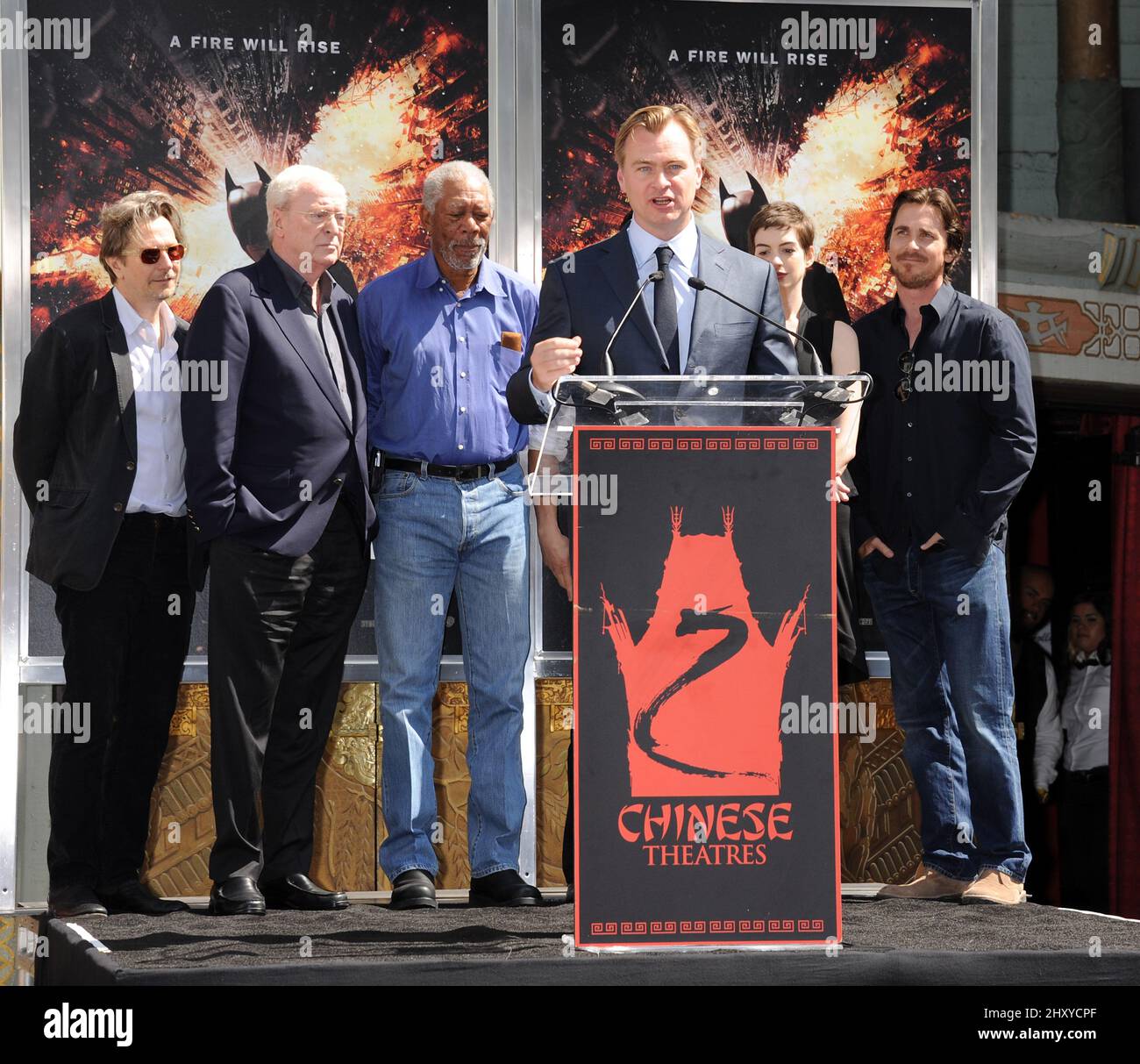 Gary Oldman, Sir Michael Caine, Morgan Freeman, Christopher Nolan, Anne Hathaway und Christian Bale nahmen an der Hand- und Fußabdruck-Zeremonie von Christopher Nolan im Grauman's Chinese Theatre in Los Angeles, USA, Teil. Stockfoto