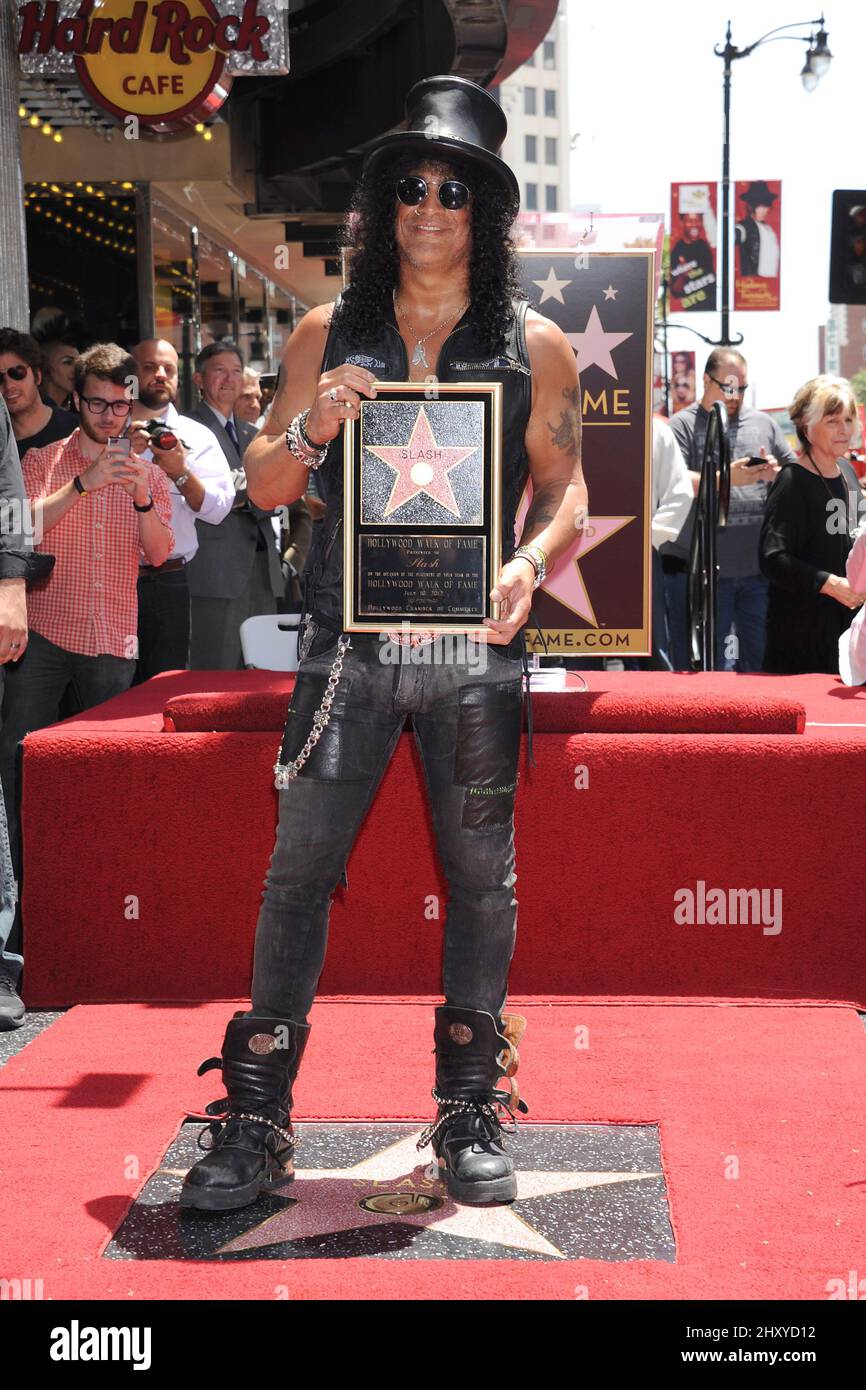 Musiker Slash bei einer Zeremonie, bei der er auf dem Hollywood Walk of  Fame vor dem Hard Rock Cafe mit einem Star geehrt wurde Stockfotografie -  Alamy