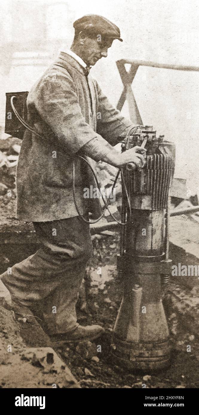 Pressefoto eines „Road Smasher“ in den 30er- oder 40er-Jahren bei der Arbeit in London. Der Begriff wurde sowohl auf den Mitarbeiter als auch auf die von ihm verwendete Ausrüstung angewendet Stockfoto