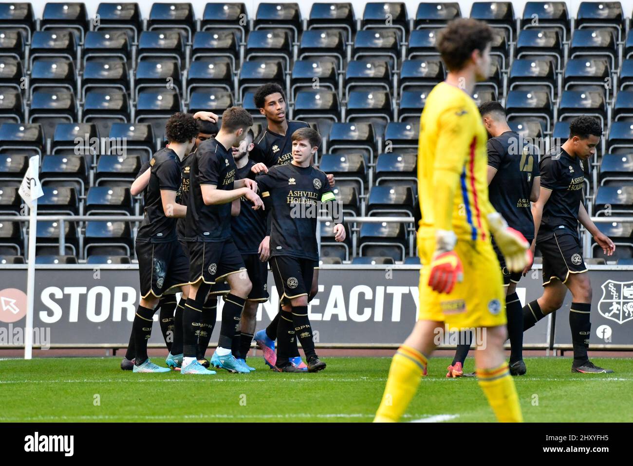 Swansea, Wales. 14. März 2022. QPR-Spieler feiern das Tor zum Auftakt während des Spiels der Professional Development League zwischen Swansea City unter 23s und Queens Park Rangers unter 23s Jahren im Swansea.com Stadium in Swansea, Wales, Großbritannien am 14. März 2022. Quelle: Duncan Thomas/Majestic Media. Kredit: Majestic Media Ltd/Alamy Live Nachrichten Stockfoto