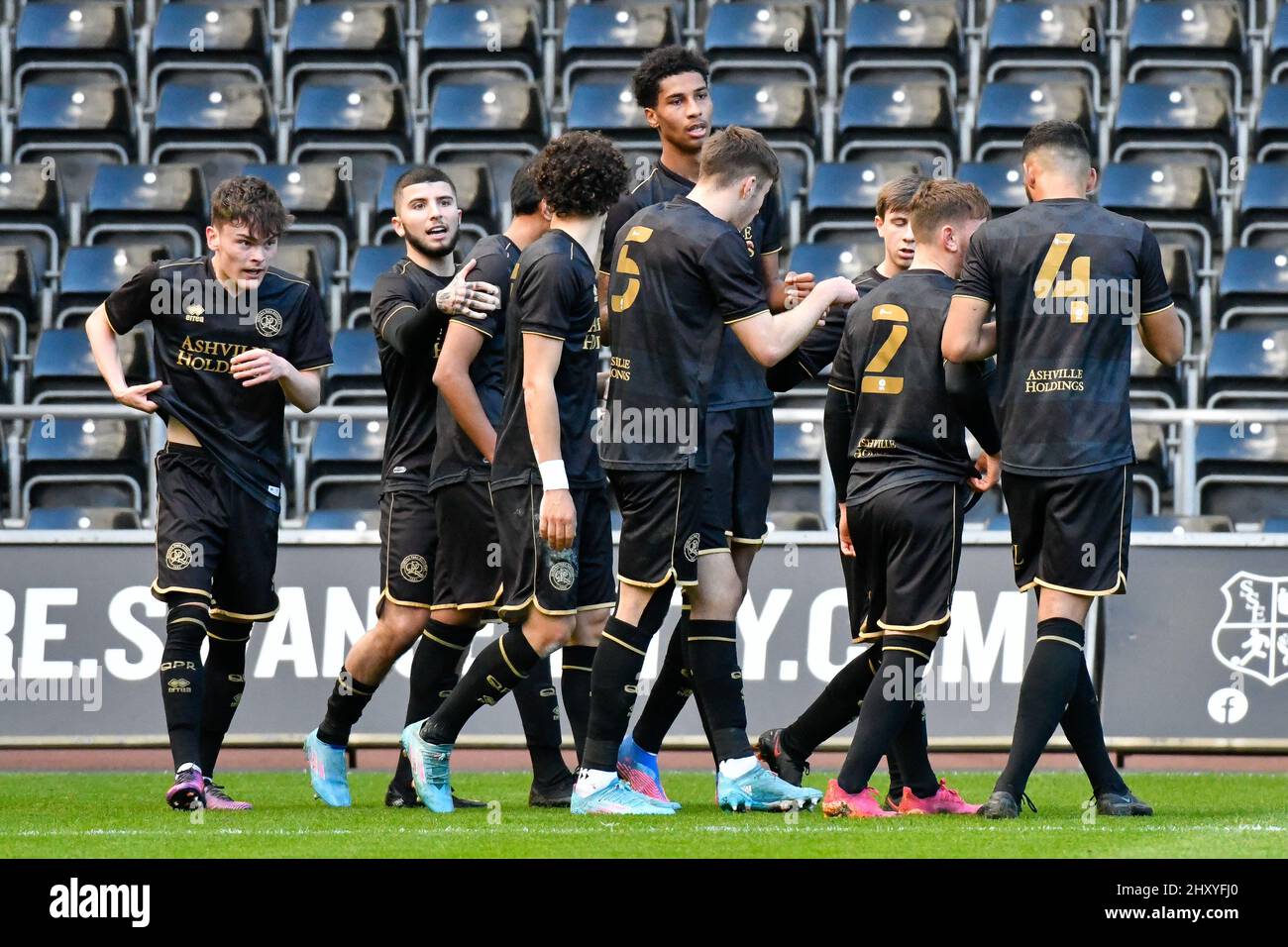 Swansea, Wales. 14. März 2022. QPR-Spieler feiern das Tor zum Auftakt während des Spiels der Professional Development League zwischen Swansea City unter 23s und Queens Park Rangers unter 23s Jahren im Swansea.com Stadium in Swansea, Wales, Großbritannien am 14. März 2022. Quelle: Duncan Thomas/Majestic Media. Kredit: Majestic Media Ltd/Alamy Live Nachrichten Stockfoto