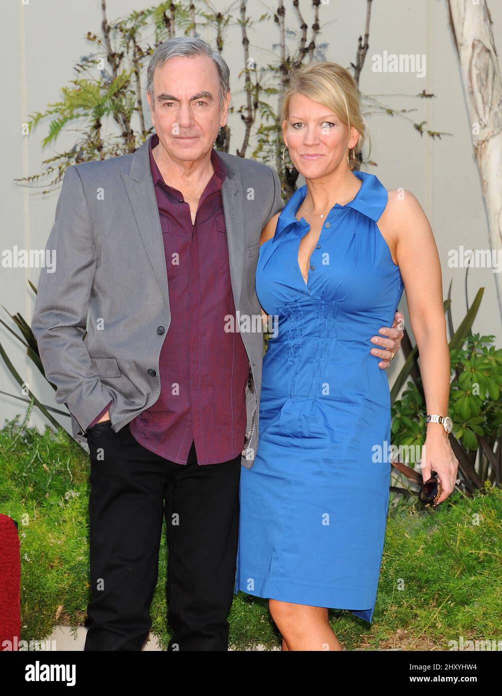 Neil Diamond und seine Frau Katie McNeil Diamond werden als Neil Diamond auf dem Hollywood Walk of Fame in Los Angeles, USA, mit einem Stern geehrt. Stockfoto