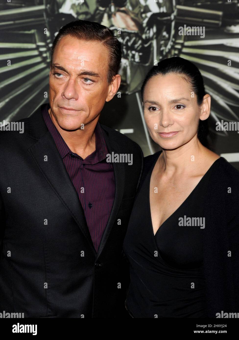 Jean-Claude Van Damme und Gladys Portugues nehmen an der Premiere von „The Expendables 2“ in Los Angeles Teil, die im chinesischen Theater von Grauman stattfand. Stockfoto