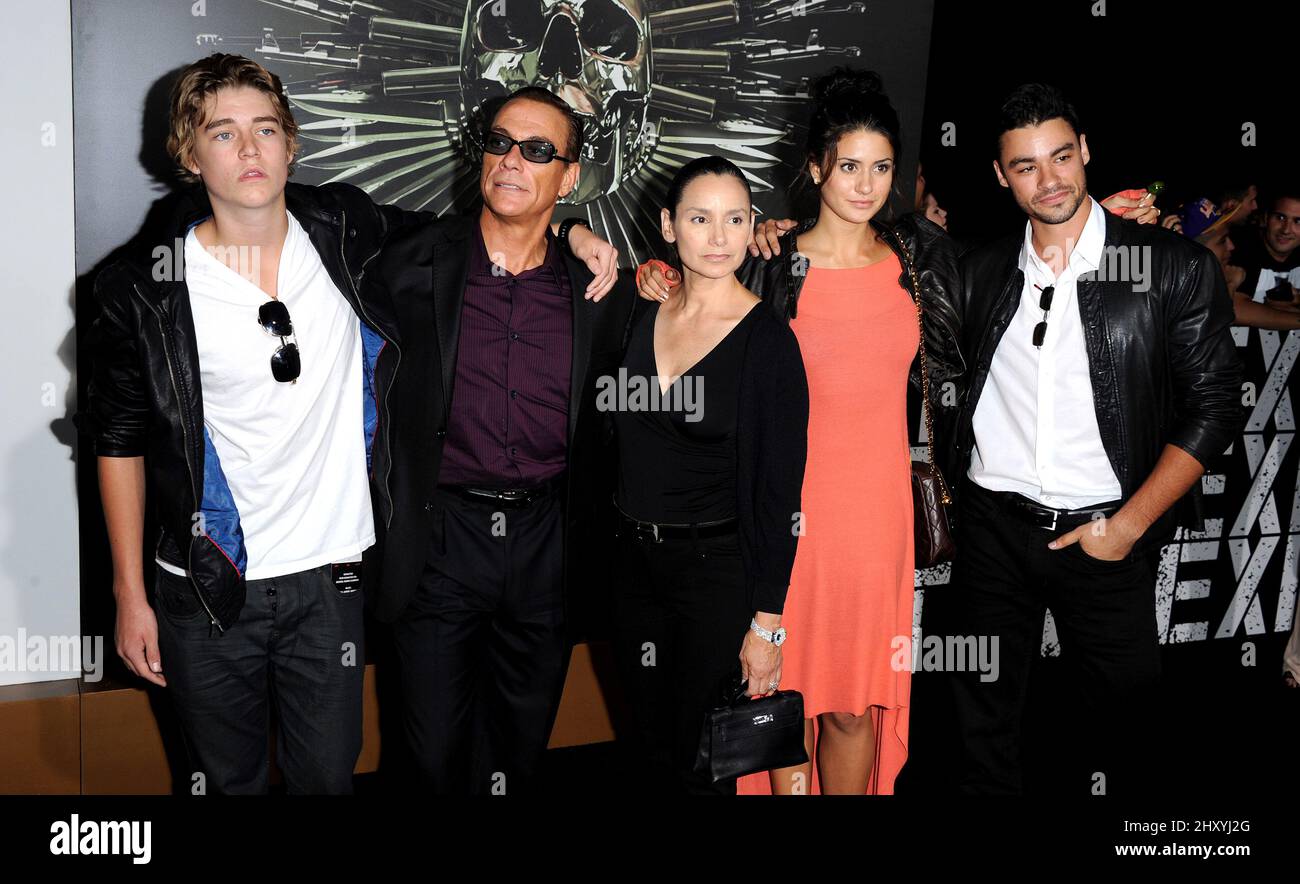 Jean-Claude Van Damme, Gladys Portugues und Family nehmen an der Premiere von „The Expendables 2“ in Los Angeles Teil, die im Grauman's Chinese Theatre stattfand. Stockfoto