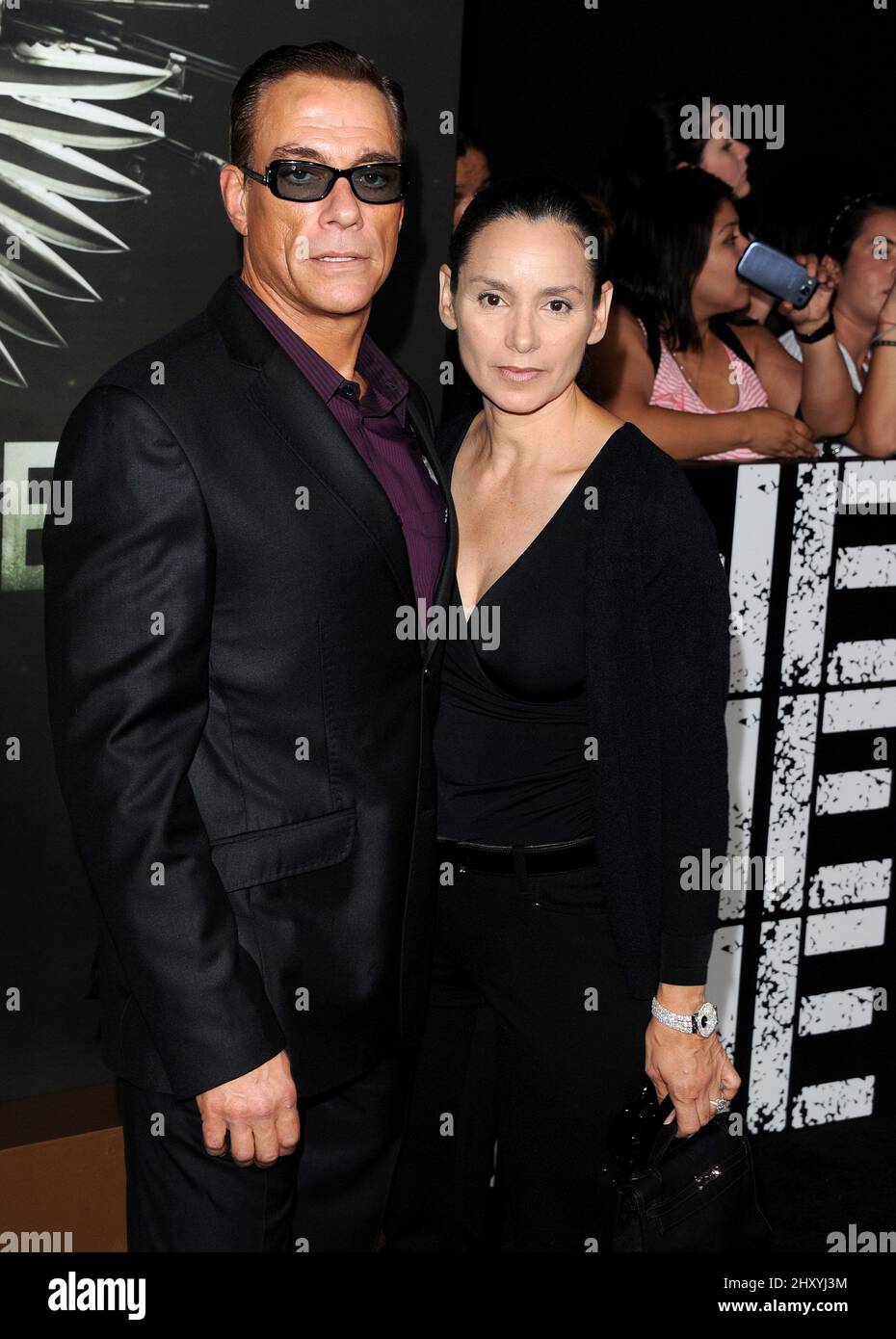 Jean-Claude Van Damme und Gladys Portugues nehmen an der Premiere von „The Expendables 2“ in Los Angeles Teil, die im chinesischen Theater von Grauman stattfand. Stockfoto