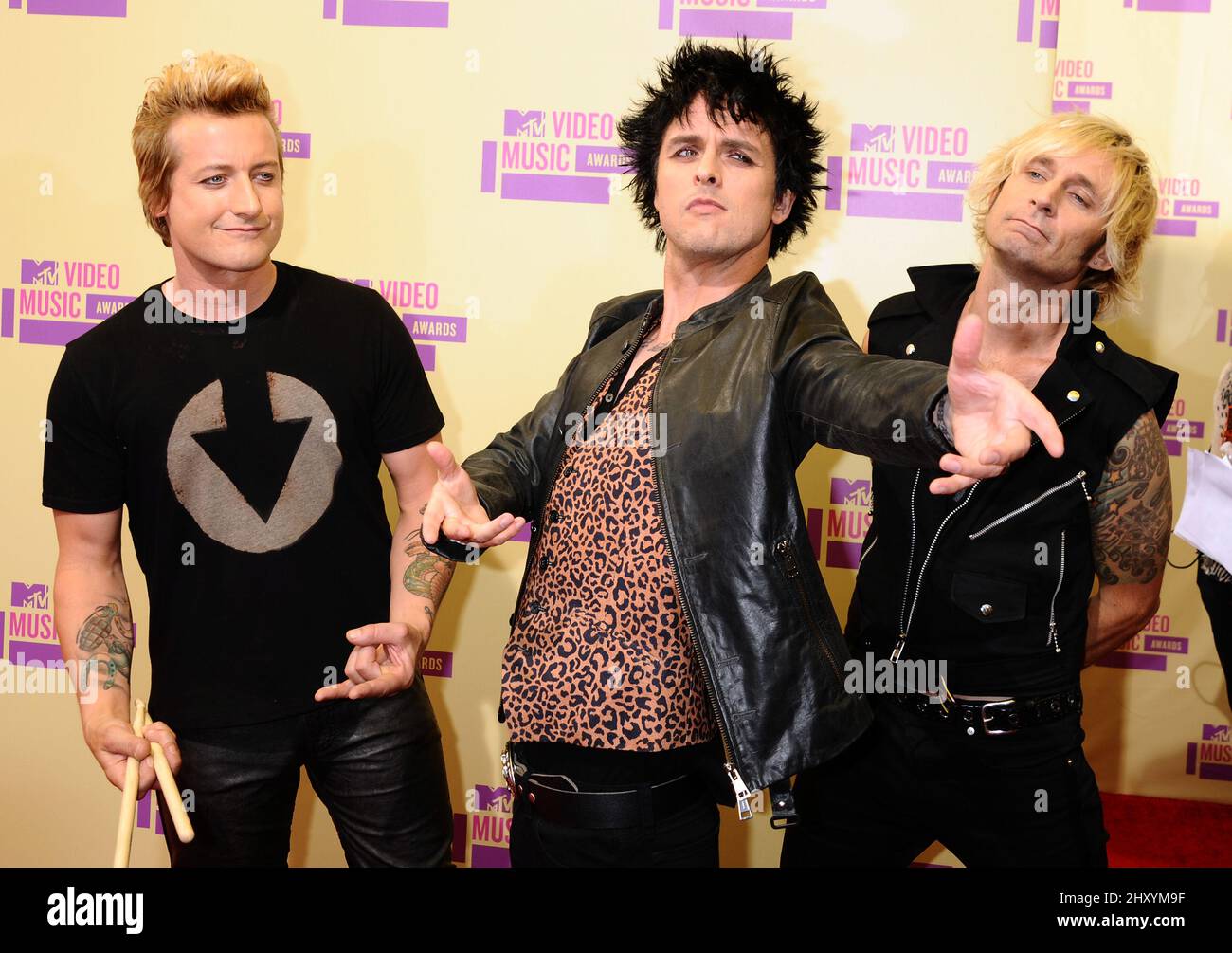 Billie Joe Armstrong, Mike Dirnt und Tre Cool vom Green Day bei den MTV Video Music Awards 2012 im Staples Center, Los Angeles. Stockfoto