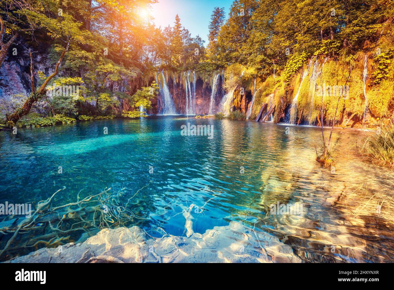 Majestätischer Blick auf türkisfarbenes Wasser und Sonnenstrahlen im Nationalpark Plitvicer Seen. Kroatien. Europa. Dramatische ungewöhnliche Szene. Beauty-Welt. Retro-Fil Stockfoto