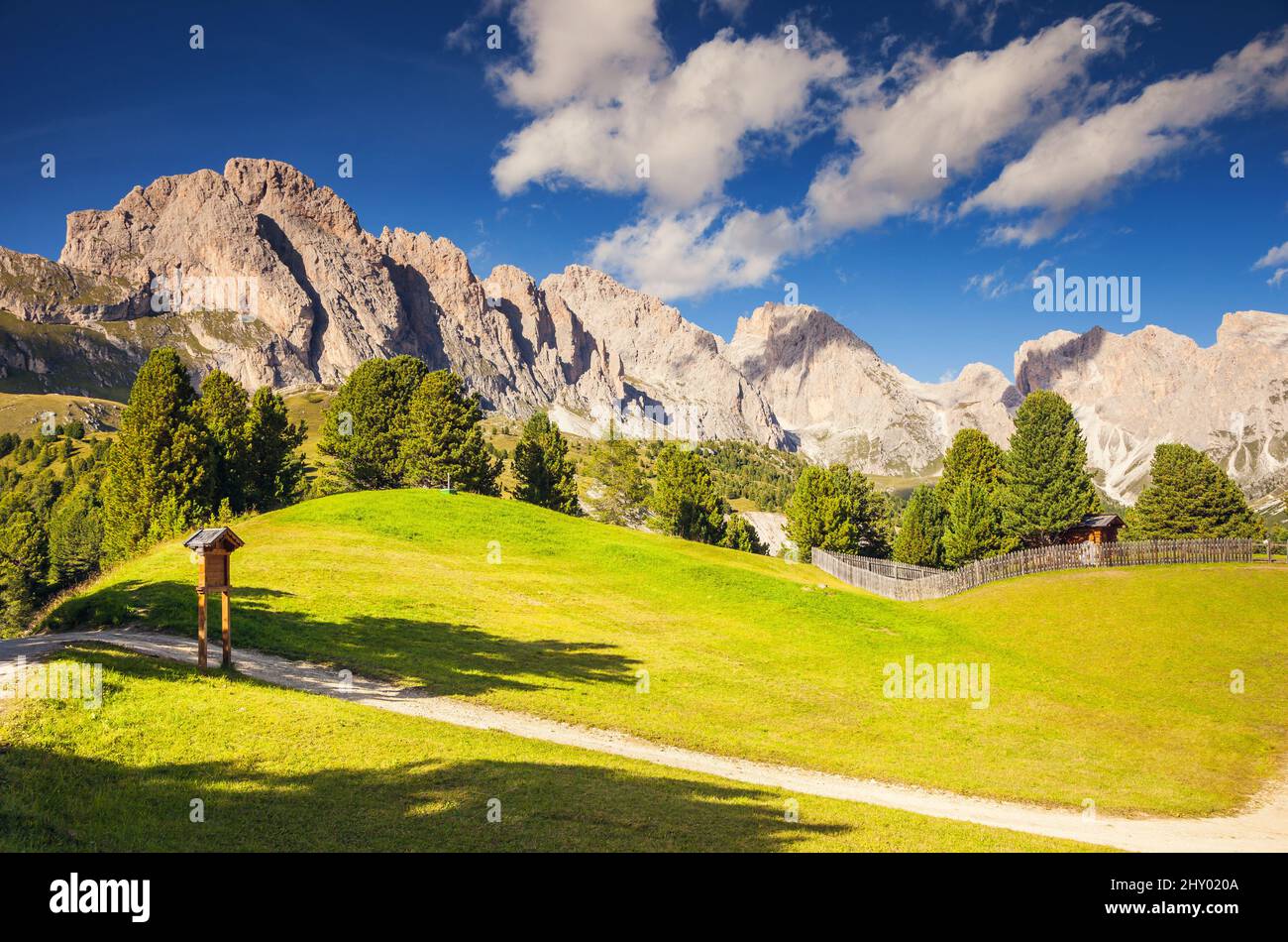 Blick auf die Gipfel Puez Geisler oder Geisler, Grödnertal. Nationalpark Dolomiten, Südtirol. Lage Dorf St. Ulrich, St. Christina und Selva Garden Stockfoto