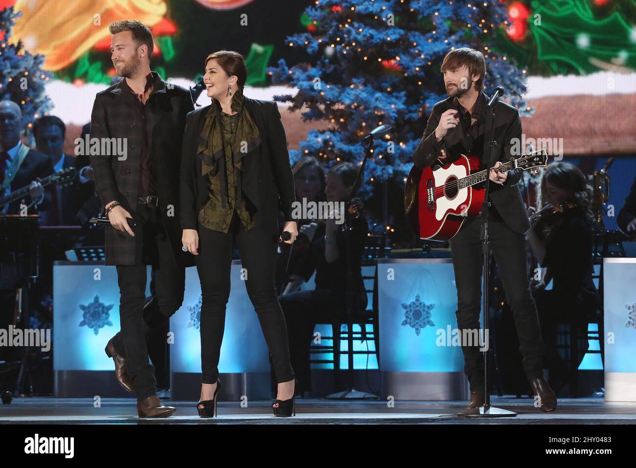 Dave Haywood, Hillary Scott, Charles Kelley, Lady Antebellum nehmen an den Weihnachtsaufnahmen des CMA Country Teil, die in der Bridgestone Arena, Nashville, abgehalten werden. Stockfoto