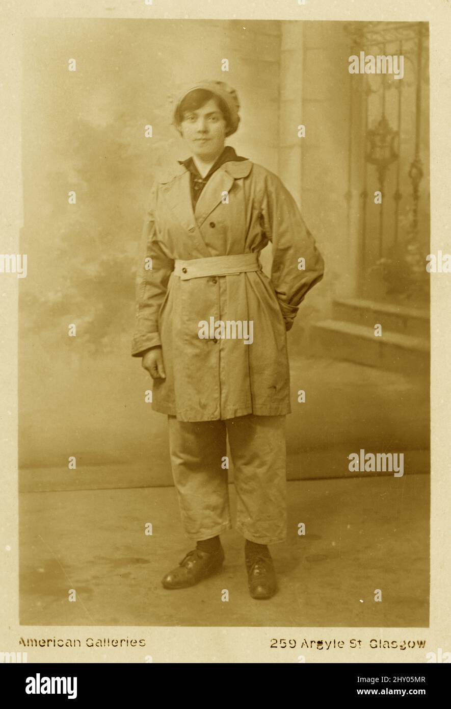 Originalpostkarte aus der Zeit WW1 von Fabrikarbeiterin, Munitionsarbeiterin, mit Hose und Mütze, Studio of American Gallerie, 259 Argyle St. Glasgow, um 1916-1918. Stockfoto