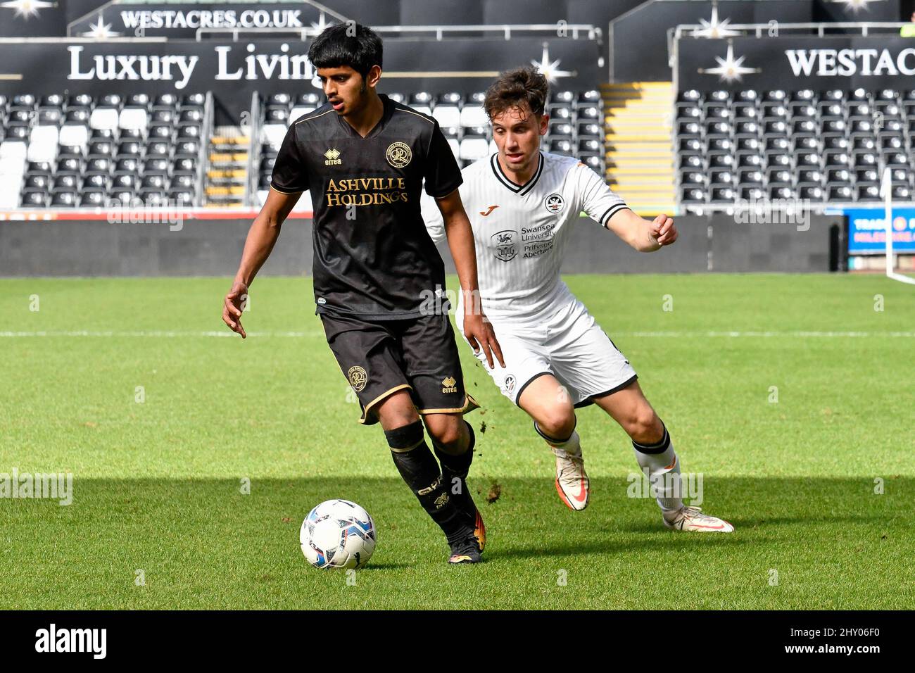 Swansea, Wales. 14. März 2022. Harun Hamid von Queens Park Rangers under 23s unter dem Druck von Jack Stafford von Swansea City unter 23s während des Spiels der Professional Development League zwischen Swansea City unter 23s und Queens Park Rangers unter 23s im Swansea.com Stadium in Swansea, Wales, Großbritannien am 14. März 2022. Quelle: Duncan Thomas/Majestic Media. Kredit: Majestic Media Ltd/Alamy Live Nachrichten Stockfoto