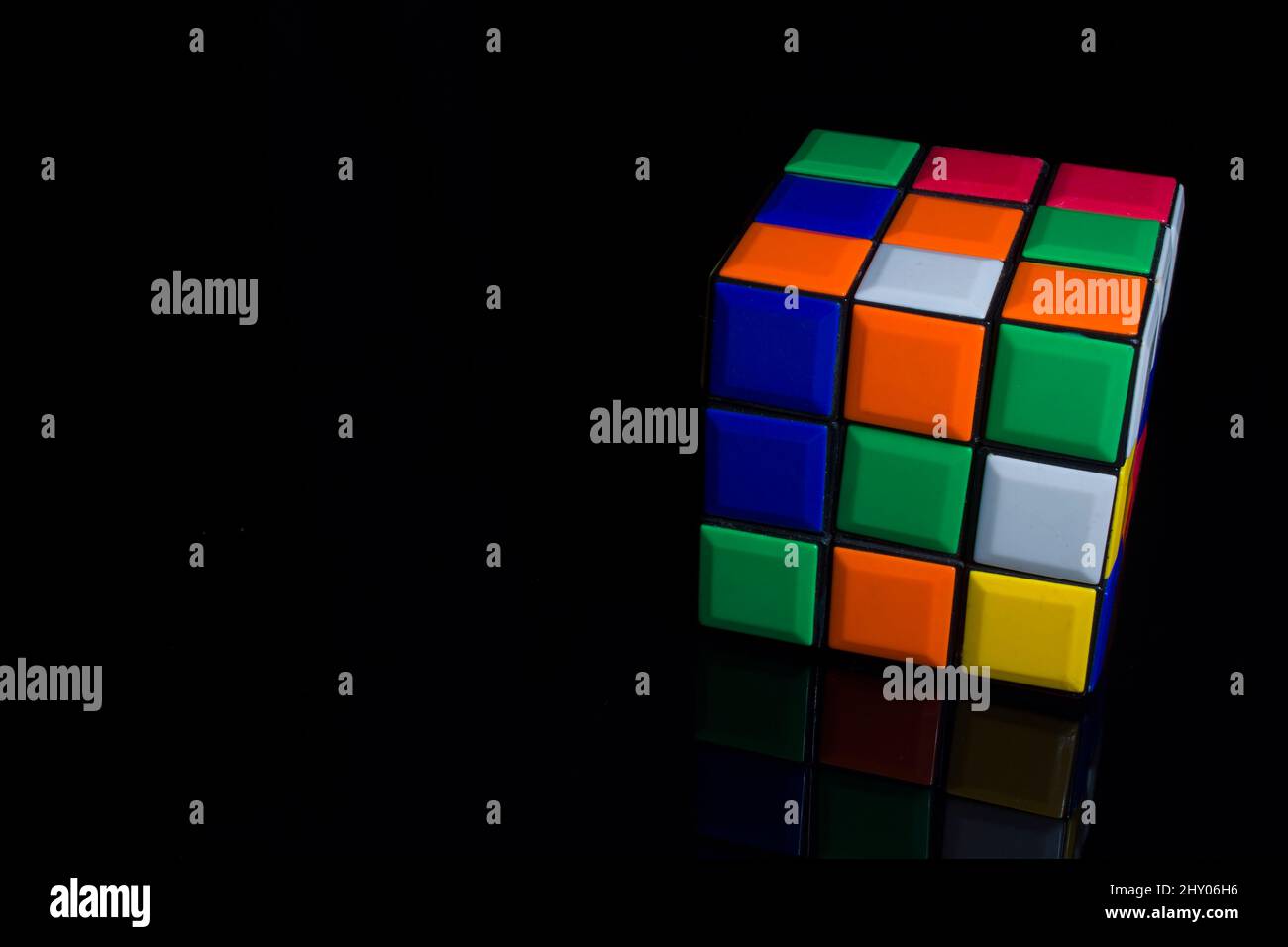 Rubik's Würfel auf schwarz. Puzzle-Konzept. Hirnquiz Stockfoto
