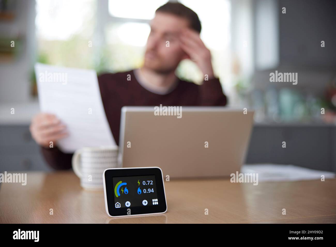 Smart Energy Meter In Der Küche Messung Von Strom Und Gas Mit Mann Blick Auf Rechnungen Stockfoto